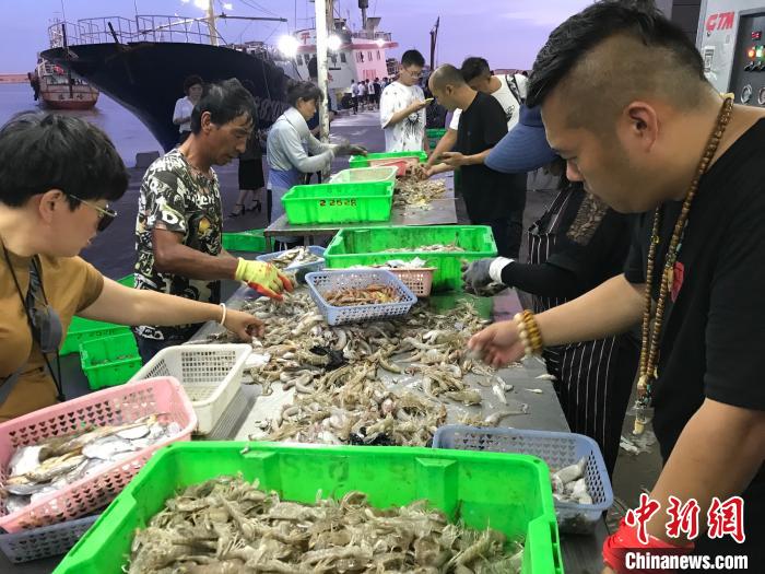 长假浙江海岛迎客流高峰 游客出海捕捞皮皮虾