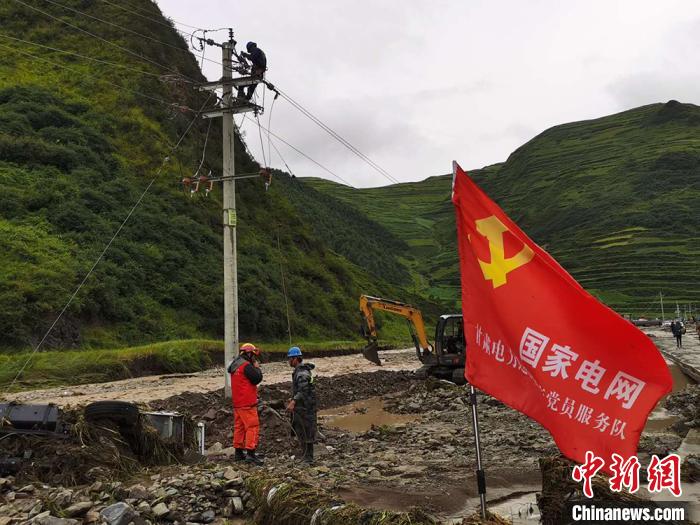 今夏暴雨致甘肃电网设施受灾严重 高标准重建守“生命线”