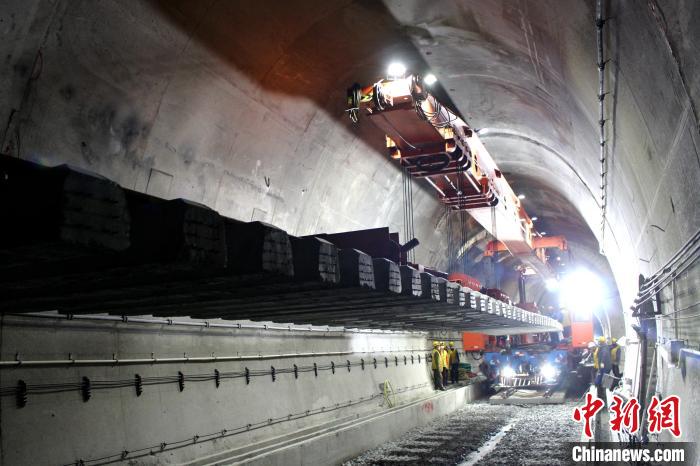 西藏林芝结束无铁路历史 川藏铁路拉林段铺轨至林芝朗县