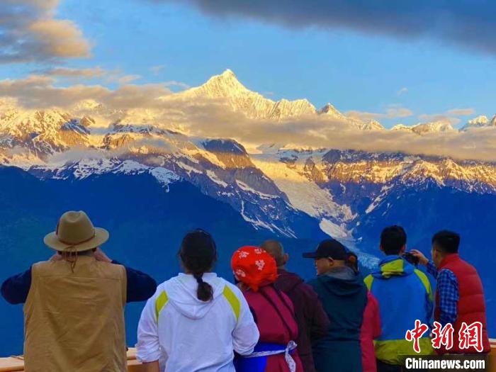 “后疫情时代”云南迪庆升级梅里雪山旅游 打造世界级雪山小镇