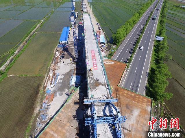 全国最北续建铁路百米跨连续梁合龙